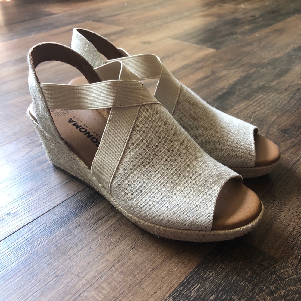 NWT Natural Wedge Sandals